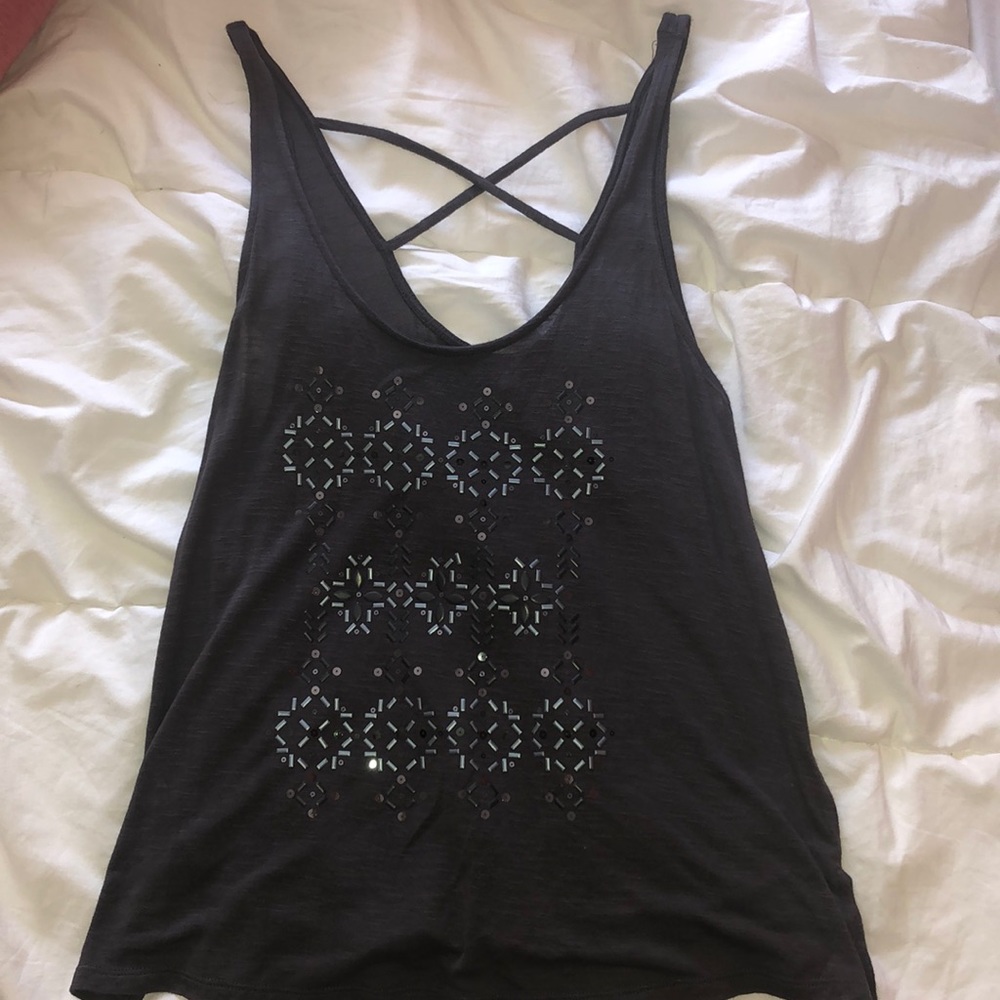 grey tank top